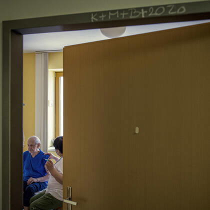 Vaccination against coronavirus continues in the Czech Republic on January 12, 2021. Photo from retirement home in Liberec - Frantiskov, Czech Republic. (CTKxPhoto RadekxPetrasek) CTKPhotoP202101120535001  PER 10