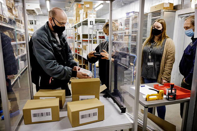 Moderna covid-19 vacciner omdistribueres hos Statens Serum Institut i Koebenhavn, tirsdag den 12. januar 2021. Der blev modtaget i alt 4800 vacciner, som vil blive anvendt i Region Syddanmark. **Daekningen er leveret af Soeren Svendsen Statens Seruminstitut. Kun til redaktionel anvendelse. Materialet distribueres som en service for nyhedskunder hos Ritzau Scanpix**. , Copenhagen
