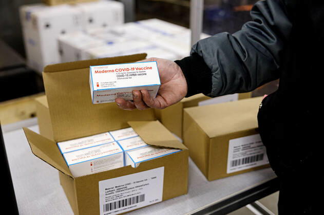 Moderna covid-19 vacciner omdistribueres hos Statens Serum Institut i Koebenhavn, tirsdag den 12. januar 2021. Der blev modtaget i alt 4800 vacciner, som vil blive anvendt i Region Syddanmark. **Daekningen er leveret af Soeren Svendsen Statens Seruminstitut. Kun til redaktionel anvendelse. Materialet distribueres som en service for nyhedskunder hos Ritzau Scanpix**. , Copenhagen