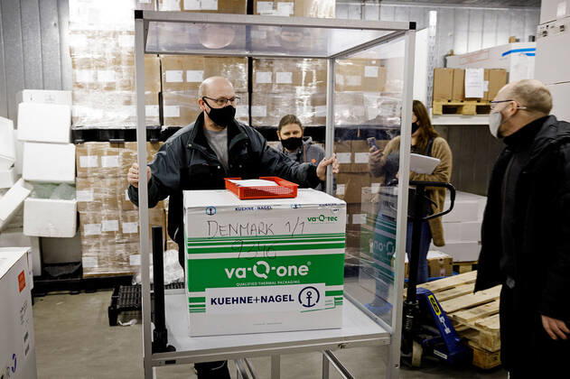 Moderna covid-19 vacciner omdistribueres hos Statens Serum Institut i Koebenhavn, tirsdag den 12. januar 2021. Der blev modtaget i alt 4800 vacciner, som vil blive anvendt i Region Syddanmark. **Daekningen er leveret af Soeren Svendsen Statens Seruminstitut. Kun til redaktionel anvendelse. Materialet distribueres som en service for nyhedskunder hos Ritzau Scanpix**. , Copenhagen