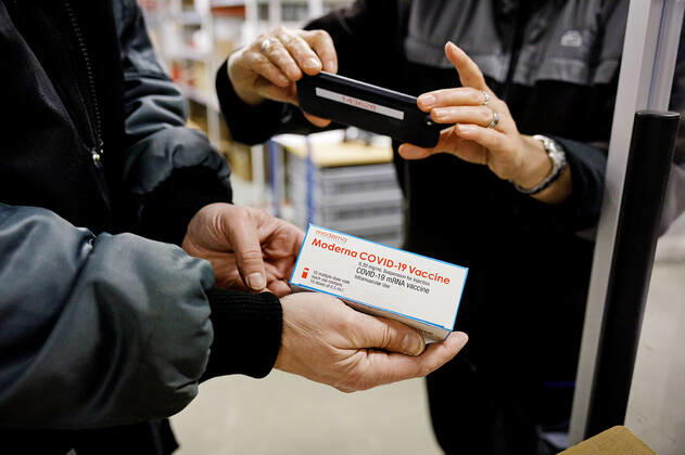 News Bilder des Tages Moderna covid-19 vacciner omdistribueres hos Statens Serum Institut i Koebenhavn, tirsdag den 12. januar 2021. Der blev modtaget i alt 4800 vacciner, som vil blive anvendt i Region Syddanmark. **Daekningen er leveret af Soeren Svendsen Statens Seruminstitut. Kun til redaktionel anvendelse. Materialet distribueres som en service for nyhedskunder hos Ritzau Scanpix**. , Copenhagen