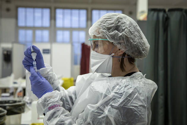 (210112) -- ROUBAIX, Jan. 12, 2021 -- A medical worker wearing protective equipment is seen during a mass COVID-19 testing operation in Roubaix, northern France, Jan. 11, 2021. A 6-day massive screening test for COVID-19 was organized in Roubaix from Monday. (Photo by Xinhua) FRANCE-ROUBAIX-COVID-19-MASS TESTING SebastienxCourdji 
