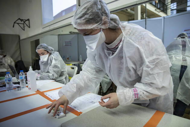 (210112) -- ROUBAIX, Jan. 12, 2021 -- Medical workers wearing protective equipment are seen during a mass COVID-19 testing operation in Roubaix, northern France, Jan. 11, 2021. A 6-day massive screening test for COVID-19 was organized in Roubaix from Monday. (Photo by Xinhua) FRANCE-ROUBAIX-COVID-19-MASS TESTING SebastienxCourdji 