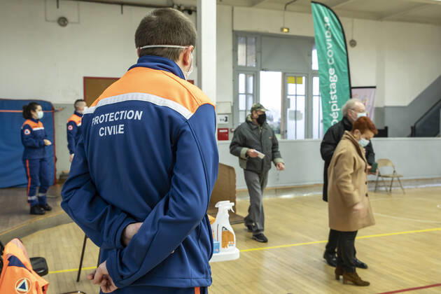 (210112) -- ROUBAIX, Jan. 12, 2021 -- Residents arrive for COVID-19 test during a mass COVID-19 testing operation in Roubaix, northern France, Jan. 11, 2021. A 6-day massive screening test for COVID-19 was organized in Roubaix from Monday. (Photo by Xinhua) FRANCE-ROUBAIX-COVID-19-MASS TESTING SebastienxCourdji 