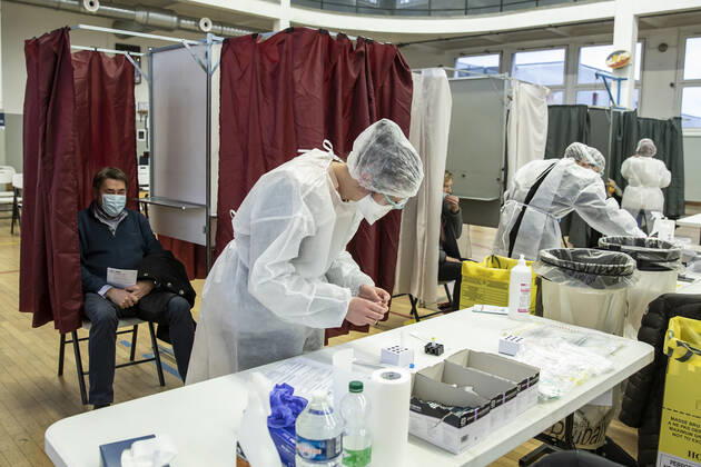 (210112) -- ROUBAIX, Jan. 12, 2021 -- Medical workers wearing protective equipment are seen during a mass COVID-19 testing operation in Roubaix, northern France, Jan. 11, 2021. A 6-day massive screening test for COVID-19 was organized in Roubaix from Monday. (Photo by Xinhua) FRANCE-ROUBAIX-COVID-19-MASS TESTING SebastienxCourdji 