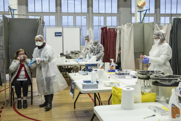 (210112) -- ROUBAIX, Jan. 12, 2021 -- Medical workers wearing protective equipment are seen during a mass COVID-19 testing operation in Roubaix, northern France, Jan. 11, 2021. A 6-day massive screening test for COVID-19 was organized in Roubaix from Monday. (Photo by Xinhua) FRANCE-ROUBAIX-COVID-19-MASS TESTING SebastienxCourdji 