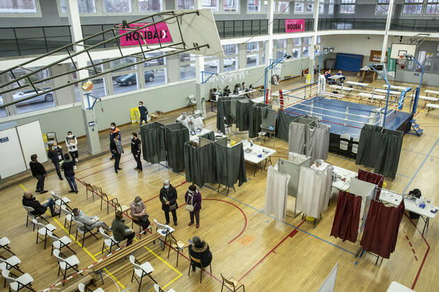 (210112) -- ROUBAIX, Jan. 12, 2021 -- Residents arrive for COVID-19 test during a mass COVID-19 testing operation in Roubaix, northern France, Jan. 11, 2021. A 6-day massive screening test for COVID-19 was organized in Roubaix from Monday. (Photo by Xinhua) FRANCE-ROUBAIX-COVID-19-MASS TESTING SebastienxCourdji 