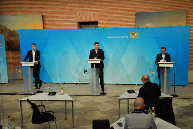 Prof. Dr. Michael Piazolo (Kultusminister), Dr. Markus Söder (Bayerischre Ministerpräsident) und Klaus Holetschek (Neuer Gesundheitsminister) PK der Bayerischen Staatsregierung Januar 2021 Corona-Pandemie Prinz-Carl-Palais München 12.Januar 2021