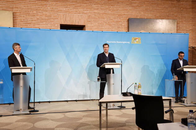Michael Piazolo, Markus Söder und Klaus Holetschek bei der Pressekonferenz zu den aktuellen Entwicklungen der Corona-Pandemie und Verschärfung der Maßnahmen zu deren Eindämmung im Freistaat Bayern im Prinz-Carl-Palais. München, 12.01.2021