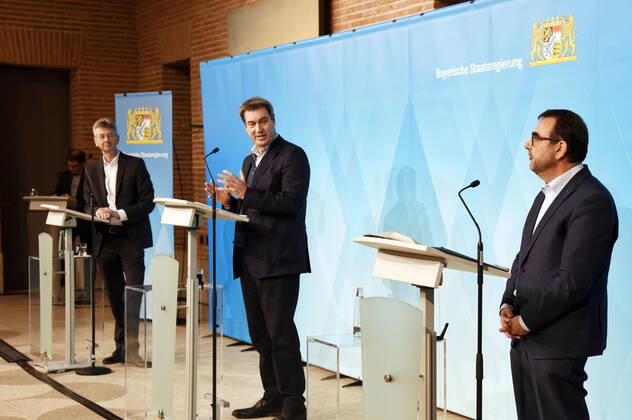 Michael Piazolo, Markus Söder und Klaus Holetschek bei der Pressekonferenz zu den aktuellen Entwicklungen der Corona-Pandemie und Verschärfung der Maßnahmen zu deren Eindämmung im Freistaat Bayern im Prinz-Carl-Palais. München, 12.01.2021