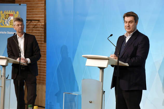 Michael Piazolo und Markus Söder bei der Pressekonferenz zu den aktuellen Entwicklungen der Corona-Pandemie und Verschärfung der Maßnahmen zu deren Eindämmung im Freistaat Bayern im Prinz-Carl-Palais. München, 12.01.2021