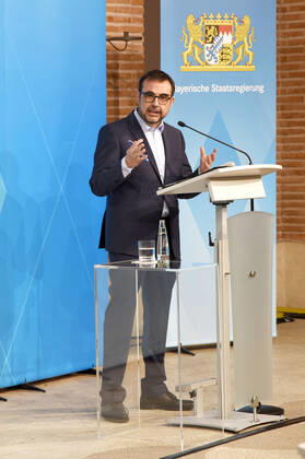 Klaus Holetschek bei der Pressekonferenz zu den aktuellen Entwicklungen der Corona-Pandemie und Verschärfung der Maßnahmen zu deren Eindämmung im Freistaat Bayern im Prinz-Carl-Palais. München, 12.01.2021