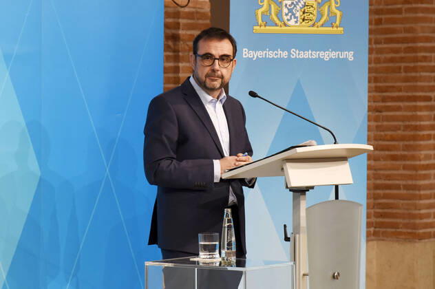 Klaus Holetschek bei der Pressekonferenz zu den aktuellen Entwicklungen der Corona-Pandemie und Verschärfung der Maßnahmen zu deren Eindämmung im Freistaat Bayern im Prinz-Carl-Palais. München, 12.01.2021