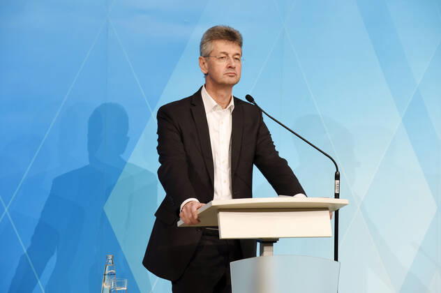 Michael Piazolo bei der Pressekonferenz zu den aktuellen Entwicklungen der Corona-Pandemie und Verschärfung der Maßnahmen zu deren Eindämmung im Freistaat Bayern im Prinz-Carl-Palais. München, 12.01.2021