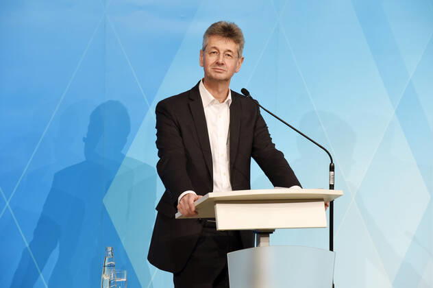 Michael Piazolo bei der Pressekonferenz zu den aktuellen Entwicklungen der Corona-Pandemie und Verschärfung der Maßnahmen zu deren Eindämmung im Freistaat Bayern im Prinz-Carl-Palais. München, 12.01.2021