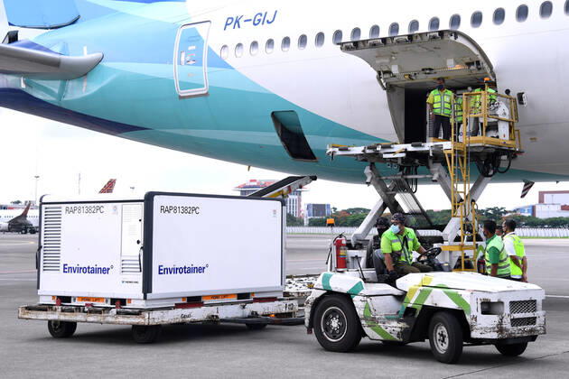 News Bilder des Tages (210112) -- JAKARTA, Jan. 12, 2021 -- A plane carrying the third batch raw materials for Sinovac coronavirus vaccines arrives at Sukarno-Hatta International Airport in Tangerang, Indonesia, Jan. 12, 2021. A total of 15 million doses of raw materials of COVID-19 vaccine from the Chinese biopharmaceutical company Sinovac Biotech arrived at Indonesia s Soekarno-Hatta Airport on Tuesday, the National Disaster Management Agency said. All these raw materials will be brought to the office of the state vaccine manufacturing company Bio Farma in West Java for further process into ready-to-use doses of vaccine. TO GO WITH 15 mln doses of raw materials of Sinovac COVID-19 vaccine arrive in Indonesia ( Handout via Xinhua) INDONESIA-TANGERANG-COVID 