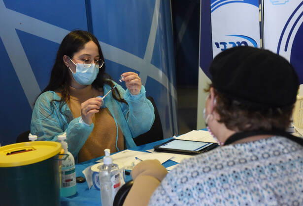 A nurse prepares to give the Pfizer- BioNTech COVID-19 vaccine in an Israeli vaccination center in Jerusalem, on Tuesday, January 12, 2021. Israel will expand the vaccination drive inoculating teachers and people over 50 years on Wednesday.  JER2021011216 DEBBIExHILL