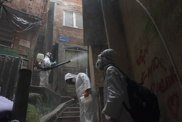 News Bilder des Tages January 12, 2021, Rio De Janeiro, Rio de Janeiro, Brazil: DECEMBER 12 - avela Santa Marta residents clean the Favela, the number of deaths in this community has increased by more than 70%, in less than 15 days, Brazil reaches 201,460 deaths in 8,013,708 confirmed cases, updated the daily figures on the new pandemic coronavirus in Brazil. According to the latest data, the country exceeds the mark of 8 million infected due to the disease and now has 8,013,708 confirmed cases and 201,460 deaths by Covid-19.....In the last 24 hours alone, a further 52,035 were infected and 962 deaths from the disease were included. The lethality rate across the country at this time remains at 2.5%.............,........................,................, ....... - ZUMAt142 20210112_zap_t142_017 Copyright: xFabioxTeixeirax