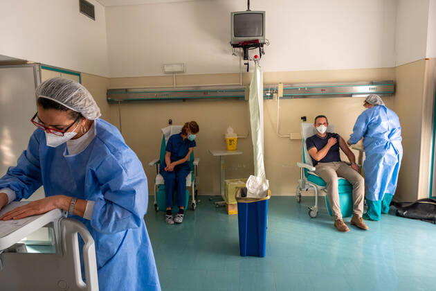 Milan, anticovid vaccinations for health personnel at the San Paolo hospital Editorial Usage Only  Copyright: xMassimoxAlbericox xIPAx