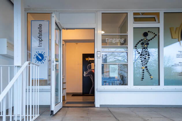 Impfstelle inJena - Ab voraussichtlich 13.01.2021 soll in Jena ein Impfzentrum zur Verfügung stehen. Hier gab es Bedenken wegen der Eingangstreppe und der somit nicht gegebenen Barrierefreiheit - Jena Thüringen Deutschland