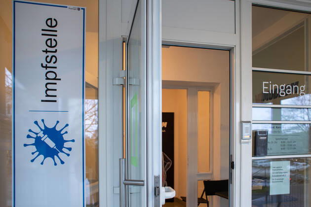 Impfstelle in Jena - Ab voraussichtlich 13.01.2021 soll in Jena ein Impfzentrum zur Verfügung stehen. Hier gab es Bedenken wegen der Eingangstreppe und der somit nicht gegebenen Barrierefreiheit - Jena Thüringen Deutschland