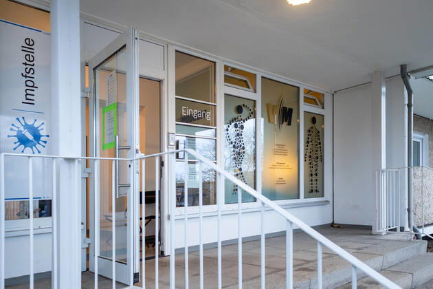 Impfstelle in Jena - Ab voraussichtlich 13.01.2021 soll in Jena ein Impfzentrum zur Verfügung stehen. Hier gab es Bedenken wegen der Eingangstreppe und der somit nicht gegebenen Barrierefreiheit - Jena Thüringen Deutschland