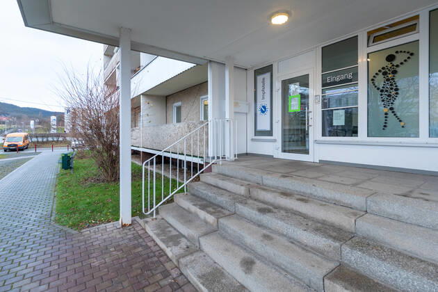 Impfstelle in Jena - Ab voraussichtlich 13.01.2021 soll in Jena ein Impfzentrum zur Verfügung stehen. Hier gab es Bedenken wegen der Eingangstreppe und der somit nicht gegebenen Barrierefreiheit - Jena Thüringen Deutschland