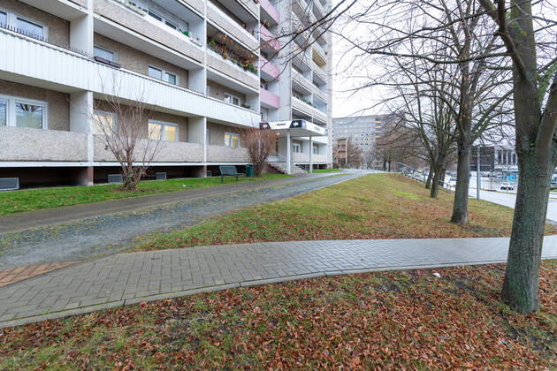 Impfstelle in Jena - Ab voraussichtlich 13.01.2021 soll in Jena ein Impfzentrum zur Verfügung stehen. Hier gab es Bedenken wegen der Eingangstreppe und der somit nicht gegebenen Barrierefreiheit - Jena Thüringen Deutschland
