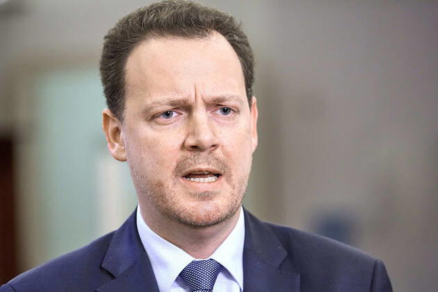 - Wien 12.01.2021 - Coronavirus-Krise - Am späten Nachmittag begann im Parlament im Grossen Redoutensaal der, um etliche Stunden verschobene, Gesundheitsausschuss, der sich mit den von ÖVP, Grünen und SPÖ geplanten Berufsgruppentests und mit dem sog Reintesten in Veranstaltungen befasste. PHOTO: Der Abgeordnete Gerhard Kaniak (FPÖ) kurz vor der Sitzung beim Interview. Vienna (AUSTRIA) - Coronavirus crisis - In the late afternoon, the health committee, postponed by several hours, began in Parliament in the Great Redoutensaal, which dealt with the professional group Covid-19 tests planned by the ÖVP, the Greens and the SPÖ and the so-called entry tests for events. Nationalrat Gesundheitsausschuss zu Reintests