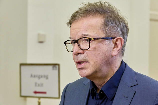 - Wien 12.01.2021 - Coronavirus-Krise - Am späten Nachmittag begann im Parlament im Grossen Redoutensaal der, um etliche Stunden verschobene, Gesundheitsausschuss, der sich mit den von ÖVP, Grünen und SPÖ geplanten Berufsgruppentests und mit dem sog Reintesten in Veranstaltungen befasste. PHOTO: Gesundheitsminister Rudolf Anschober (Grüne) kurz vor der Sitzung beim Interview. Vienna (AUSTRIA) - Coronavirus crisis - In the late afternoon, the health committee, postponed by several hours, began in Parliament in the Great Redoutensaal, which dealt with the professional group Covid-19 tests planned by the ÖVP, the Greens and the SPÖ and the so-called entry tests for events. Nationalrat Gesundheitsausschuss zu Reintests