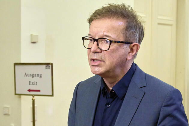 - Wien 12.01.2021 - Coronavirus-Krise - Am späten Nachmittag begann im Parlament im Grossen Redoutensaal der, um etliche Stunden verschobene, Gesundheitsausschuss, der sich mit den von ÖVP, Grünen und SPÖ geplanten Berufsgruppentests und mit dem sog Reintesten in Veranstaltungen befasste. PHOTO: Gesundheitsminister Rudolf Anschober (Grüne) kurz vor der Sitzung beim Interview. Vienna (AUSTRIA) - Coronavirus crisis - In the late afternoon, the health committee, postponed by several hours, began in Parliament in the Great Redoutensaal, which dealt with the professional group Covid-19 tests planned by the ÖVP, the Greens and the SPÖ and the so-called entry tests for events. Nationalrat Gesundheitsausschuss zu Reintests