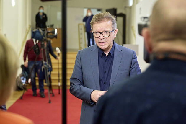 - Wien 12.01.2021 - Coronavirus-Krise - Am späten Nachmittag begann im Parlament im Grossen Redoutensaal der, um etliche Stunden verschobene, Gesundheitsausschuss, der sich mit den von ÖVP, Grünen und SPÖ geplanten Berufsgruppentests und mit dem sog Reintesten in Veranstaltungen befasste. PHOTO: Gesundheitsminister Rudolf Anschober (Grüne) kurz vor der Sitzung beim Interview. Vienna (AUSTRIA) - Coronavirus crisis - In the late afternoon, the health committee, postponed by several hours, began in Parliament in the Great Redoutensaal, which dealt with the professional group Covid-19 tests planned by the ÖVP, the Greens and the SPÖ and the so-called entry tests for events. Nationalrat Gesundheitsausschuss zu Reintests