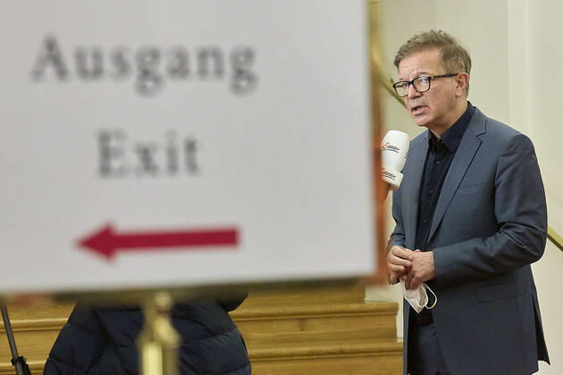 - Wien 12.01.2021 - Coronavirus-Krise - Am späten Nachmittag begann im Parlament im Grossen Redoutensaal der, um etliche Stunden verschobene, Gesundheitsausschuss, der sich mit den von ÖVP, Grünen und SPÖ geplanten Berufsgruppentests und mit dem sog Reintesten in Veranstaltungen befasste. PHOTO: Gesundheitsminister Rudolf Anschober (Grüne) kurz vor der Sitzung beim Interview. Vienna (AUSTRIA) - Coronavirus crisis - In the late afternoon, the health committee, postponed by several hours, began in Parliament in the Great Redoutensaal, which dealt with the professional group Covid-19 tests planned by the ÖVP, the Greens and the SPÖ and the so-called entry tests for events. Nationalrat Gesundheitsausschuss zu Reintests