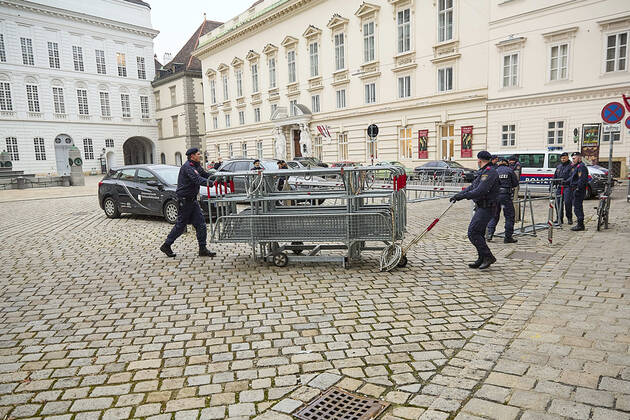 - Wien 12.01.2021 - Coronavirus-Krise - Am späten Nachmittag begann im Parlament im Grossen Redoutensaal der, um etliche Stunden verschobene, Gesundheitsausschuss, der sich mit den von ÖVP, Grünen und SPÖ geplanten Berufsgruppentests und mit dem sog Reintesten in Veranstaltungen befasste. PHOTO: Gesundheitsminister Rudolf Anschober (Grüne) kurz vor der Sitzung beim Interview. Vienna (AUSTRIA) - Coronavirus crisis - In the late afternoon, the health committee, postponed by several hours, began in Parliament in the Great Redoutensaal, which dealt with the professional group Covid-19 tests planned by the ÖVP, the Greens and the SPÖ and the so-called entry tests for events. Nationalrat Gesundheitsausschuss zu Reintests