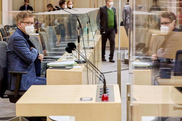 - Wien 12.01.2021 - Coronavirus-Krise - Am späten Nachmittag begann im Parlament im Grossen Redoutensaal der, um etliche Stunden verschobene, Gesundheitsausschuss, der sich mit den von ÖVP, Grünen und SPÖ geplanten Berufsgruppentests und mit dem sog Reintesten in Veranstaltungen befasste. PHOTO: Gesundheitsminister Rudolf Anschober (Grüne) kurz vor der Sitzung beim Interview. Vienna (AUSTRIA) - Coronavirus crisis - In the late afternoon, the health committee, postponed by several hours, began in Parliament in the Great Redoutensaal, which dealt with the professional group Covid-19 tests planned by the ÖVP, the Greens and the SPÖ and the so-called entry tests for events. Nationalrat Gesundheitsausschuss zu Reintests