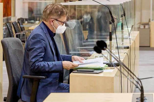 - Wien 12.01.2021 - Coronavirus-Krise - Am späten Nachmittag begann im Parlament im Grossen Redoutensaal der, um etliche Stunden verschobene, Gesundheitsausschuss, der sich mit den von ÖVP, Grünen und SPÖ geplanten Berufsgruppentests und mit dem sog Reintesten in Veranstaltungen befasste. PHOTO: Gesundheitsminister Rudolf Anschober (Grüne) kurz vor der Sitzung beim Interview. Vienna (AUSTRIA) - Coronavirus crisis - In the late afternoon, the health committee, postponed by several hours, began in Parliament in the Great Redoutensaal, which dealt with the professional group Covid-19 tests planned by the ÖVP, the Greens and the SPÖ and the so-called entry tests for events. Nationalrat Gesundheitsausschuss zu Reintests