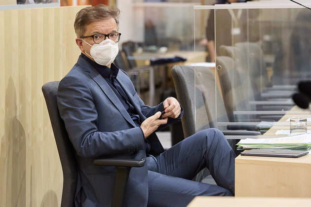 - Wien 12.01.2021 - Coronavirus-Krise - Am späten Nachmittag begann im Parlament im Grossen Redoutensaal der, um etliche Stunden verschobene, Gesundheitsausschuss, der sich mit den von ÖVP, Grünen und SPÖ geplanten Berufsgruppentests und mit dem sog Reintesten in Veranstaltungen befasste. PHOTO: Gesundheitsminister Rudolf Anschober (Grüne) kurz vor der Sitzung beim Interview. Vienna (AUSTRIA) - Coronavirus crisis - In the late afternoon, the health committee, postponed by several hours, began in Parliament in the Great Redoutensaal, which dealt with the professional group Covid-19 tests planned by the ÖVP, the Greens and the SPÖ and the so-called entry tests for events. Nationalrat Gesundheitsausschuss zu Reintests