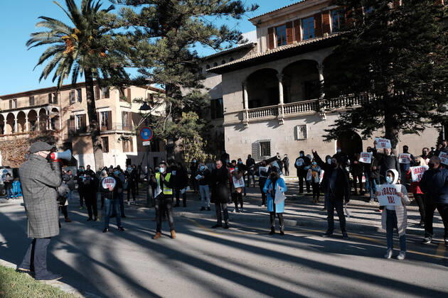 More than 500 people are gathered in front of the Consolat de Mar, the seat of the Balearic Government in Palma de Mallorca, Balearic Islands (Spain), on January 12, 2021. Shouting Armengol resignation , the demonstrators were protesting against the restrictions approved by the regional government to stop the expansion of COVID-19 - in protest against the closure of bars and restaurants for 15 days -, despite the fact that the government delegation had banned the demonstration for health reasons. 12 JANUARY 2021;MALLORCA;BALEARIC ISLANDS;ARMENGOL RESIGNATION;RESTRICTIONS Isaac Buj LagenciaEP 01 12 2021 Palma de Mallorca, (Balearic Isl Palma de Mallorca, (Balearic Isl Spain Copyright: xIsaacxBujx 3513765