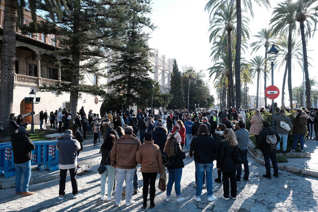 More than 500 people are gathered in front of the Consolat de Mar, the seat of the Balearic Government in Palma de Mallorca, Balearic Islands (Spain), on January 12, 2021. Shouting Armengol resignation , the demonstrators were protesting against the restrictions approved by the regional government to stop the expansion of COVID-19 - in protest against the closure of bars and restaurants for 15 days -, despite the fact that the government delegation had banned the demonstration for health reasons. 12 JANUARY 2021;MALLORCA;BALEARIC ISLANDS;ARMENGOL RESIGNATION;RESTRICTIONS Isaac Buj LagenciaEP 01 12 2021 Palma de Mallorca, (Balearic Isl Palma de Mallorca, (Balearic Isl Spain Copyright: xIsaacxBujx 3513766