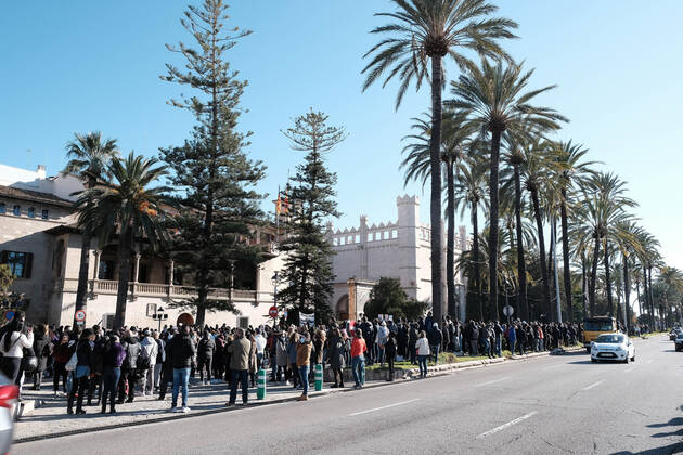More than 500 people are gathered in front of the Consolat de Mar, the seat of the Balearic Government in Palma de Mallorca, Balearic Islands (Spain), on January 12, 2021. Shouting Armengol resignation , the demonstrators were protesting against the restrictions approved by the regional government to stop the expansion of COVID-19 - in protest against the closure of bars and restaurants for 15 days -, despite the fact that the government delegation had banned the demonstration for health reasons. 12 JANUARY 2021;MALLORCA;BALEARIC ISLANDS;ARMENGOL RESIGNATION;RESTRICTIONS Isaac Buj LagenciaEP 01 12 2021 Palma de Mallorca, (Balearic Isl Palma de Mallorca, (Balearic Isl Spain Copyright: xIsaacxBujx 3513768
