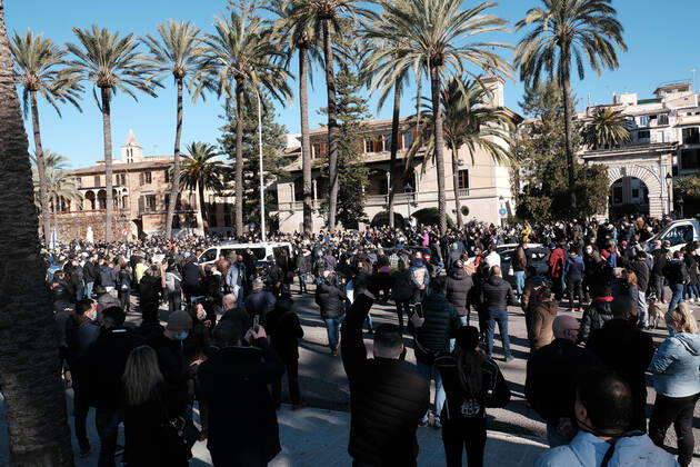 More than 500 people are gathered in front of the Consolat de Mar, the seat of the Balearic Government in Palma de Mallorca, Balearic Islands (Spain), on January 12, 2021. Shouting Armengol resignation , the demonstrators were protesting against the restrictions approved by the regional government to stop the expansion of COVID-19 - in protest against the closure of bars and restaurants for 15 days -, despite the fact that the government delegation had banned the demonstration for health reasons. 12 JANUARY 2021;MALLORCA;BALEARIC ISLANDS;ARMENGOL RESIGNATION;RESTRICTIONS Isaac Buj LagenciaEP 01 12 2021 Palma de Mallorca, (Balearic Isl Palma de Mallorca, (Balearic Isl Spain Copyright: xIsaacxBujx 3513769