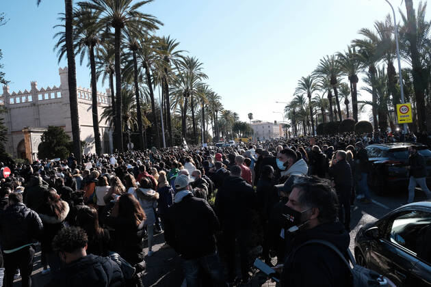 More than 500 people are gathered in front of the Consolat de Mar, the seat of the Balearic Government in Palma de Mallorca, Balearic Islands (Spain), on January 12, 2021. Shouting Armengol resignation , the demonstrators were protesting against the restrictions approved by the regional government to stop the expansion of COVID-19 - in protest against the closure of bars and restaurants for 15 days -, despite the fact that the government delegation had banned the demonstration for health reasons. 12 JANUARY 2021;MALLORCA;BALEARIC ISLANDS;ARMENGOL RESIGNATION;RESTRICTIONS Isaac Buj LagenciaEP 01 12 2021 Palma de Mallorca, (Balearic Isl Palma de Mallorca, (Balearic Isl Spain Copyright: xIsaacxBujx 3513770