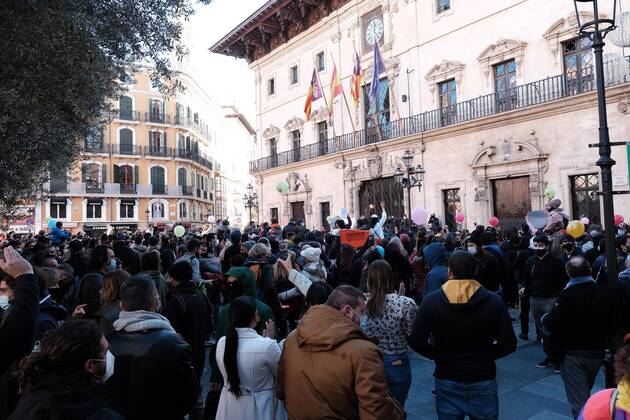 More than 500 people are gathered in front of the Consolat de Mar, the seat of the Balearic Government in Palma de Mallorca, Balearic Islands (Spain), on January 12, 2021. Shouting Armengol resignation , the demonstrators were protesting against the restrictions approved by the regional government to stop the expansion of COVID-19 - in protest against the closure of bars and restaurants for 15 days -, despite the fact that the government delegation had banned the demonstration for health reasons. 12 JANUARY 2021;MALLORCA;BALEARIC ISLANDS;ARMENGOL RESIGNATION;RESTRICTIONS Isaac Buj LagenciaEP 01 12 2021 Palma de Mallorca, (Balearic Isl Palma de Mallorca, (Balearic Isl Spain Copyright: xIsaacxBujx 3513771