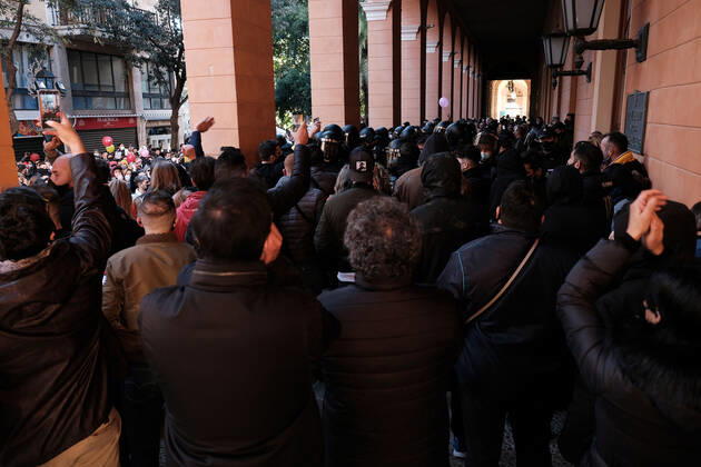 More than 500 people are gathered in front of the Consolat de Mar, the seat of the Balearic Government in Palma de Mallorca, Balearic Islands (Spain), on January 12, 2021. Shouting Armengol resignation , the demonstrators were protesting against the restrictions approved by the regional government to stop the expansion of COVID-19 - in protest against the closure of bars and restaurants for 15 days -, despite the fact that the government delegation had banned the demonstration for health reasons. 12 JANUARY 2021;MALLORCA;BALEARIC ISLANDS;ARMENGOL RESIGNATION;RESTRICTIONS Isaac Buj LagenciaEP 01 12 2021 Palma de Mallorca, (Balearic Isl Palma de Mallorca, (Balearic Isl Spain Copyright: xIsaacxBujx 3513776