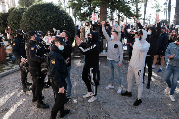 National Police officers escort the demonstration called in front of the Consolat de Mar, the seat of the Balearic Government in Palma de Mallorca, Balearic Islands (Spain), on January 12, 2021. Shouting Armengol resignation , the demonstrators were protesting against the restrictions approved by the regional government to stop the expansion of COVID-19 - in protest against the closure of bars and restaurants for 15 days -, despite the fact that the Government Delegation had banned the demonstration for health reasons. 12 JANUARY 2021;MALLORCA;BALEARIC ISLANDS;ARMENGOL RESIGNATION;RESTRICTIONS Isaac Buj LagenciaEP 01 12 2021 Palma de Mallorca, (Balearic Isl Palma de Mallorca, (Balearic Isl Spain Copyright: xIsaacxBujx 3513783