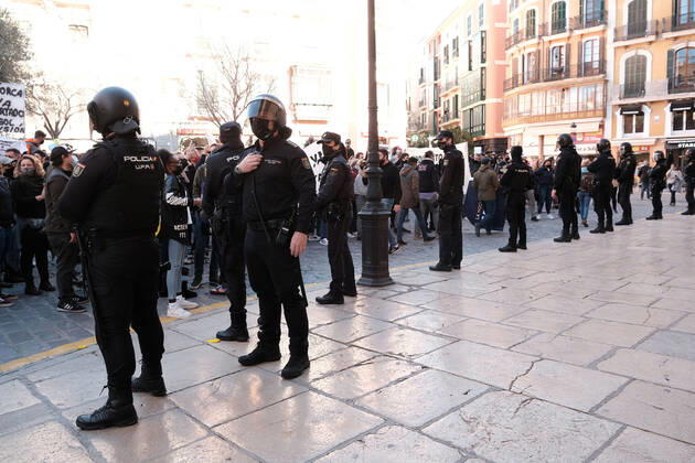 National Police officers escort the demonstration called in front of the Consolat de Mar, the seat of the Balearic Government in Palma de Mallorca, Balearic Islands (Spain), on January 12, 2021. Shouting Armengol resignation , the demonstrators were protesting against the restrictions approved by the regional government to stop the expansion of COVID-19 - in protest against the closure of bars and restaurants for 15 days -, despite the fact that the Government Delegation had banned the demonstration for health reasons. 12 JANUARY 2021;MALLORCA;BALEARIC ISLANDS;ARMENGOL RESIGNATION;RESTRICTIONS Isaac Buj LagenciaEP 01 12 2021 Palma de Mallorca, (Balearic Isl Palma de Mallorca, (Balearic Isl Spain Copyright: xIsaacxBujx 3513784