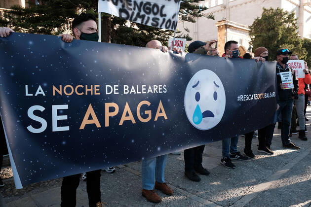 Several people hold up a banner where you can read The night of the Balearic Islands is extinguished in a demonstration called in front of the Consolat de Mar at the headquarters of the Balearic Government in Palma de Mallorca, Balearic Islands (Spain), on January 12, 2021. Shouting Armengol resignation , the demonstrators protested against the restrictions approved by the autonomous Executive to stop the expansion of the COVID-19 - in protest against the closure of bars and restaurants for 15 days -, despite the fact that the Government Delegation had banned the demonstration for health reasons. 12 JANUARY 2021;MALLORCA;BALEARIC ISLANDS;ARMENGOL RESIGNATION;RESTRICTIONS Isaac Buj LagenciaEP 01 12 2021 Palma de Mallorca, (Balearic Isl Copyright: xIsaacxBujx 3513789