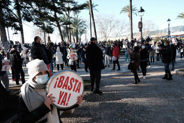 A person holds a circular object where you can read Basta ya! (enough is enough!) at a demonstration called in front of the Consolat de Mar, at the seat of the Balearic Government in Palma de Mallorca, Balearic Islands (Spain), on January 12, 2021. Shouting Armengol resignation , the demonstrators protested against the restrictions approved by the autonomous Executive to stop the expansion of the COVID-19 - in protest against the closure of bars and restaurants for 15 days -, despite the fact that the Government Delegation had banned the demonstration for health reasons. 12 JANUARY 2021;MALLORCA;BALEARIC ISLANDS;ARMENGOL RESIGNATION;RESTRICTIONS Isaac Buj LagenciaEP 01 12 2021 Palma de Mallorca, (Balearic Isl Palma de Mallorca, (Balea Copyright: xIsaacxBujx 3513790