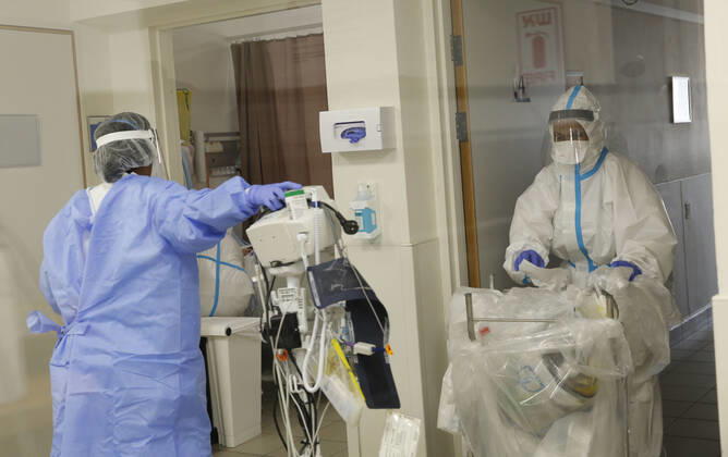 (210112) -- ASHKELON (ISRAEL), Jan. 12, 2021 -- Israeli medical staff wearing protective gear work in a COVID-19 isolation ward at Barzilai Medical Center in Ashkelon, southern Israel, on Jan. 12, 2021. Israel s Ministry of Health reported 9,242 new COVID-19 cases on Tuesday, bringing the total number in the country to 508,604. (Photo by Xinhua) ISRAEL-ASHKELON-COVID-19-CASES GilxCohenxMagen 
