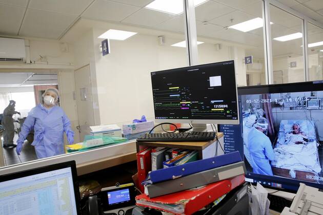 (210112) -- ASHKELON (ISRAEL), Jan. 12, 2021 -- Israeli medical staff wearing protective gear work in a COVID-19 isolation ward at Barzilai Medical Center in Ashkelon, southern Israel, on Jan. 12, 2021. Israel s Ministry of Health reported 9,242 new COVID-19 cases on Tuesday, bringing the total number in the country to 508,604. (Photo by Xinhua) ISRAEL-ASHKELON-COVID-19-CASES GilxCohenxMagen 